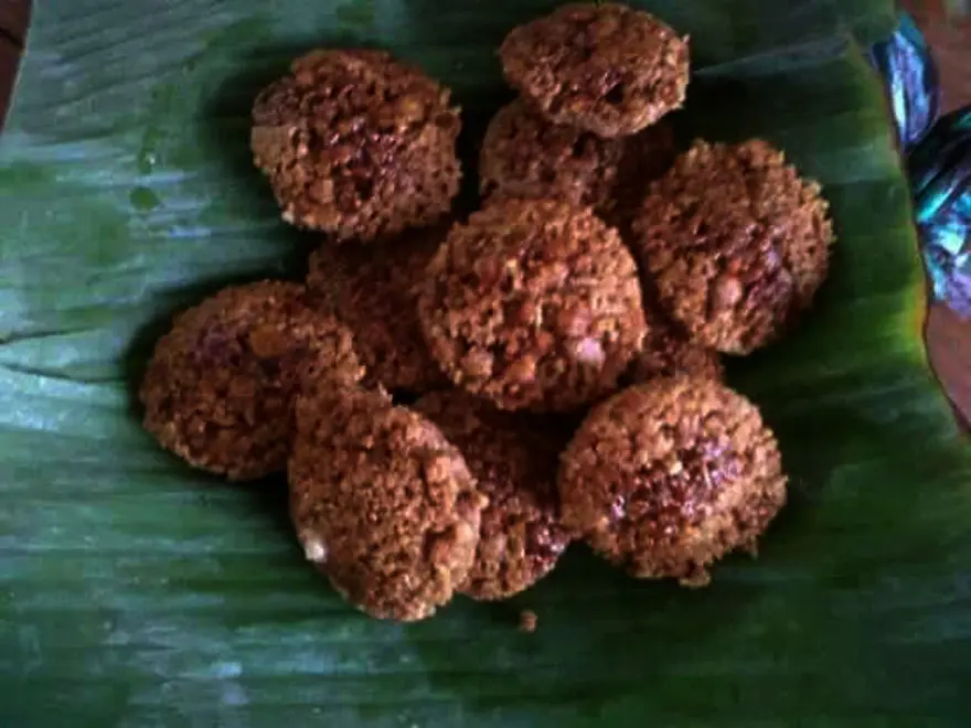 Salah satu kue khas Suku Mandar yang dicari jelang berbuka puasa adalah putu karoro. (Liputan6.com/Eka Hakim)