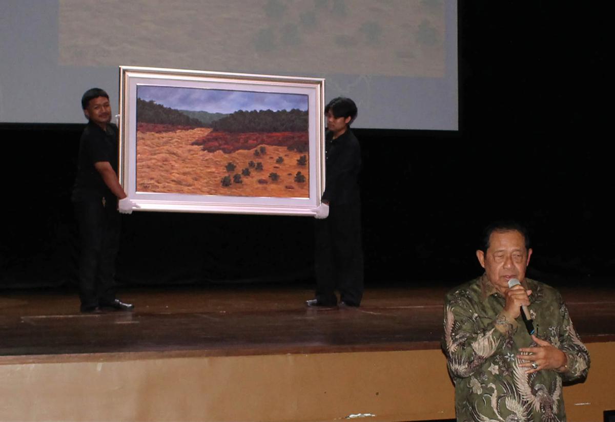 FOTO: Lukisan SBY Terjual Rp311 Juta untuk Korban Bencana Sumatra  Teks Berita: