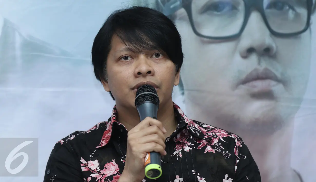 Vokalis band GIGI Armand Maulana saat peluncuran album religi ke-9 di kawasan Kemang, Jakarta, Senin (15/5). Band GIGI launching album religi ke-9 bertajuk "Setia Bersama Menyayangi Dan Mencintai". (Liputan6.com/Herman Zakharia)