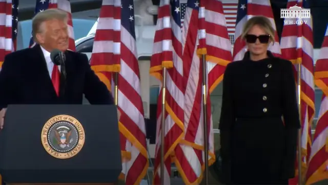 Donald Trump dan Melania Trump pada pidato perpisahan di Joint Base Andrews, Maryland.