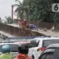 Kendaraan melintasi proyek pembangunan Flyover Lenteng Agung, Jakarta, Rabu (26/2/2020). Proyek jalan layang putar arah yang menghabiskan anggaran Rp140,8 miliar tersebut ditargetkan rampung pada November 2020. (merdeka.com/Iqbal S Nugroho)