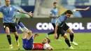 Tertinggal satu gol membuat Uruguay tampil ngotot. Namun, upaya Edinson Cavani dkk untuk membobol gawang Claudio Bravo tidak membuahkan hasil dan babak pertama berakhir dengan keunggulan Chile atas Uruguay. (AP/Bruna Prado)