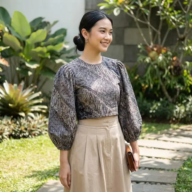 Ilustrasi Model Atasan Batik Crop