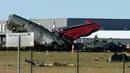 Puing-puing dari dua pesawat yang jatuh saat pertunjukan udara di Bandara Eksekutif Dallas tergeletak di tanah, Dallas, Amerika Serikat, 12 November 2022. Belum ada laporan korban cedera, namun Wali Kota Dallas Eric Johnson mengatakan puing-puing badan pesawat yang bertabrakan itu mencakup bagian dari lapangan Bandara Eksekutif, Jalan Raya 67 dan mal terdekat. (AP Photo/LM Otero)