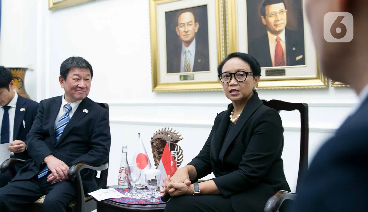 Menteri Luar Negeri Retno Marsudi (kanan) berbincang dengan Menteri Luar Negeri Jepang Motegi Toshimitsu di Gedung Kemlu, Jakarta, Jumat (10/1/2020). Kunjungan tersebut membahas kerjasama di bidang investasi termasuk pengembangan pulau terluar seperti Natuna. (Liputan6.com/Faizal Fanani)