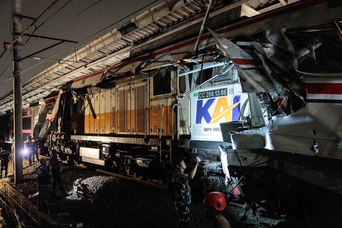 FOTO Kerusakan Parah Gerbong KRL Commuterline  Usai Dihantam Argo Bromo Anggrek