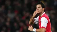 Gelandang Arsenal, Cesc Fabregas, membuka gol kemenangan timnya atas Slavia Praha. Pada akhir laga, Arsenal menang 7-0 atas Slavia di Emirates, London, 23 Oktober 2007. (AFP/Carl de Souza)