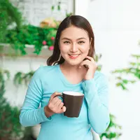 ilustrasi perempuan minum teh kopi/Makistock/Shutterstock