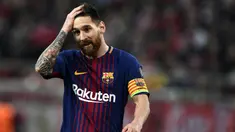Striker Barcelona, Lionel Messi, tampak kecewa usai gagal membawa Barcelona menang atas Olympiakos pada laga Liga Champions di Stadion Karaiskakis, Selasa (31/10/2017). Barcelona bermain imbang 0-0 dengan Olympiakos. (AFP/Aris Messinis)