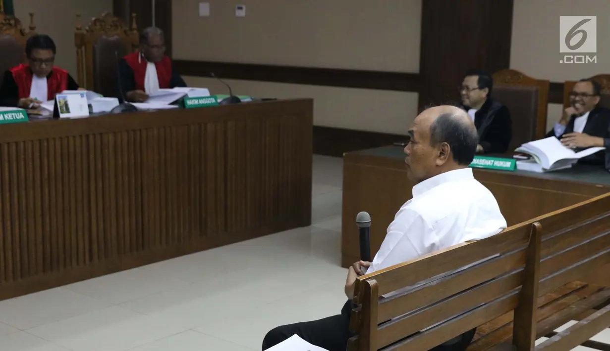 Terdakwa korupsi komisi kegiatan fiktif agen PT Asuransi Jasindo dalam pengadaan asuransi BP Migas-KKKS 2010-2012 dan 2012-2014, Budi Tjahjono saat sidang pembacaan tuntutan di Pengadilan Tipikor, Jakarta, Rabu (13/3). (Liputan6.com/Helmi Fithriansyah)