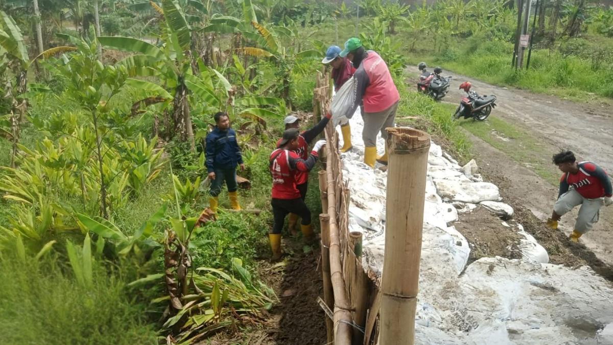 Banjir Berulang Rendam Sejumlah Wilayah di Semarang, ASN Dikerahkan Perbaiki Tanggul