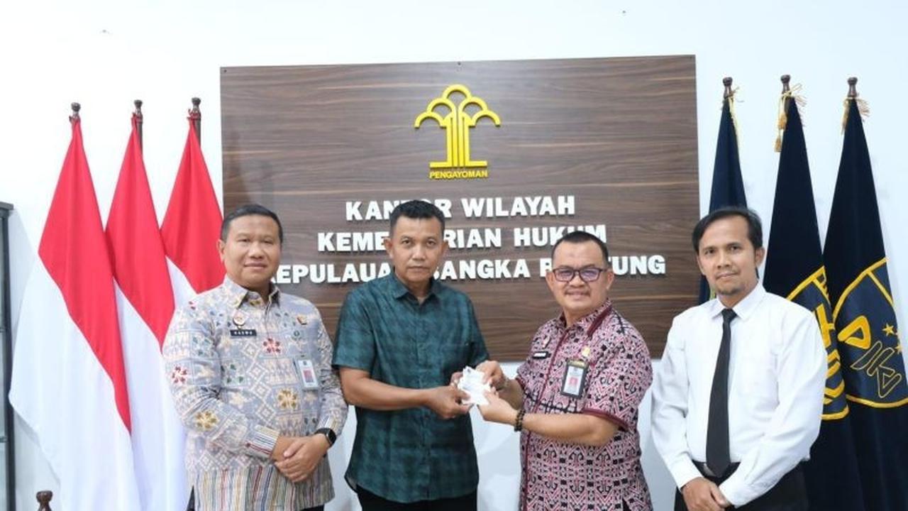 Tahukah Anda? Kemenkum Babel Serahkan 25 Stiker Legalisasi, Mudahkan Pengesahan Dokumen Penting Masyarakat