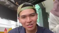 Penjual Pisang Goreng yang Viral di TikTok Dapat Tawaran Jadi Model. (TikTok:@bananadibs/https://www.tiktok.com/@bananadibs/video/7194283224967761178/Geiska Vatikan Isdy)