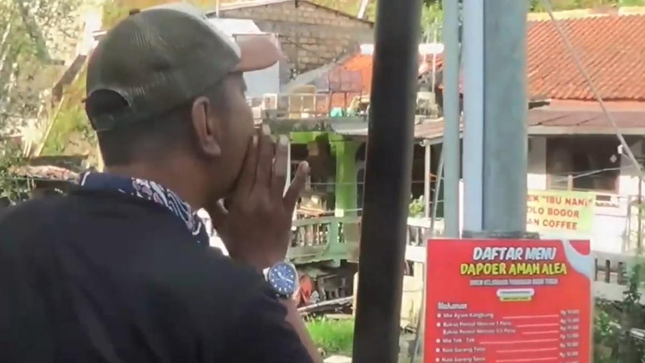 Sensasi Seru Jajan di Warung Kerek Bogor, Pembeli Wajib Teriak ke Penjual saat Pesan Makanan