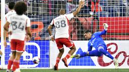 Kiper New England Revolutions, Djordje Petrovic (kanan), berhasil menghalau bola saat pertandingan melawan Queretaro FC , Senin (7/8/2023). (AP Photo/Mark Stockwell)