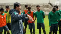 Pelatih Timnas Indonesia U-19 Indra Sjafri memberi arahan kepada pemainnya saat sesi latihan di Stadion Padonmar, Yangon, Jumat (9/9). (Liputan6.com/Yoppy Renato)