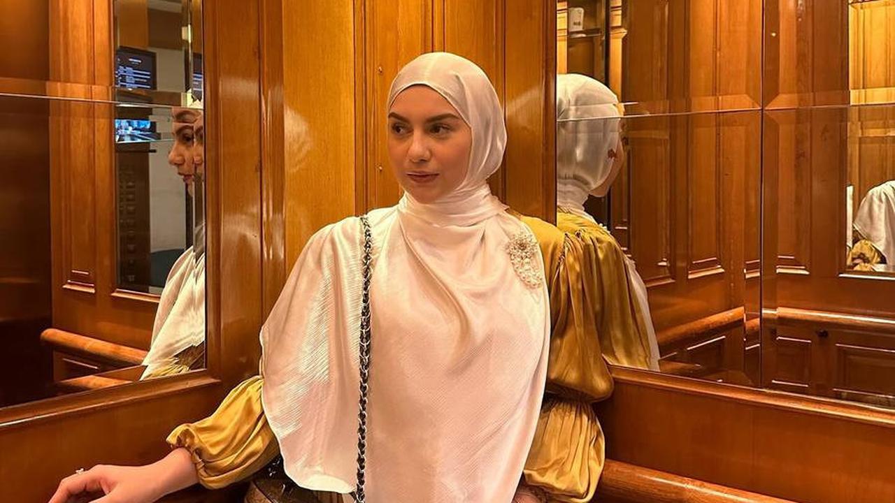 Irish Bella hanya bisa memberikan dukungan