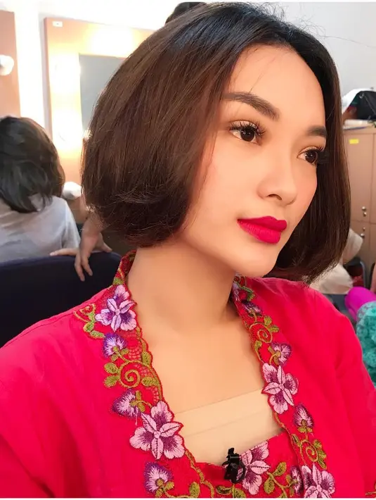 Memadukan warna busana tidak hanya pada sepatu atau tas, namun juga dengan lipstick di bibir. Seperti halnya yang dilakukan Zaskia ini, ia memakai kebaya berwarna pink, dan lipsticknya pun berwarna senada dengan bajunya. (Instagram/zaskia_gotix)