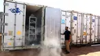 Ali Tuwaileb membuka salah satu kontainer yang menyimpan jasad anggota ISIS di kompleks keamanan tingkat tinggi Misratah, Libya pada 26 Oktober 2017. Sekitar 700 jasad militan berada di kamar mayat buatan tersebut. (AFP Photo/Mahmud Turkia)