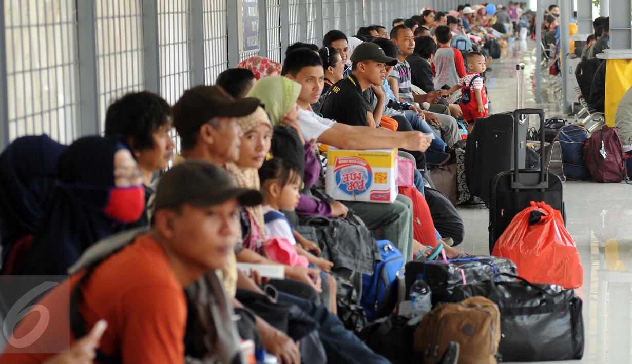 Sejumlah pemudik menanti kedatangan kereta di ruang tunggu penumpang Stasiun Senen Jakarta, Sabtu (2/7). Ribuan pemudik kembali memadati Stasiun Senen untuk berangkat menuju kota kota di pulau Jawa. (Liputan6.com/Helmi Fithriansyah)