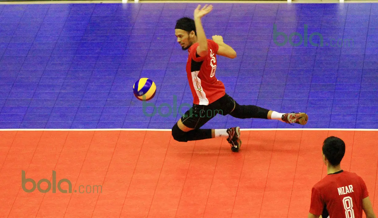 Pemain Surabaya Samator, Mirza Pratama, gagal mengantisipasi bola dari pemain Palembang Bank Sumsel Babel pada putaran pertama Proliga 2016 di GOR Ken Arok, Malang, Sabtu (20/2/2016). (Bola.com/Nicklas Hanoatubun)