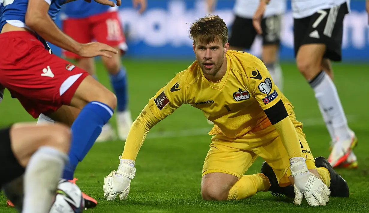 Benjamin Buchel. Kiper Liechtenstein berusia 32 tahun yang kini memperkuat FC Vaduz, mencatat 71 kali saves dan kebobolan 30 gol dari total 9 laga di Kualifikasi Piala Dunia 2022 Grup J. Dengan koleksi 1 poin dari 10 laga, Liechtenstein berada di posisi ke-6 alias juru kunci. (AFP/Christof Stache)