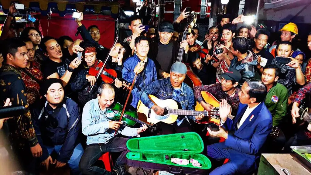 Jokowi, Menteri PU PR, dan Staf saat berada di salah satu restoran di Jalan Asia Afrika, Bandung, Jawa Barat.