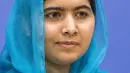 Peraih Nobel Perdamaian, Malala Yousafzai memberikan keterangan pers usai berpidato di Majelis Umum PBB, New York, Jumat (25/9). Yousafzai adalah aktivis perempuan yang ditembak dalam bus sekolah di Pakistan tahun 2012 oleh Taliban (REUTERS/Darren Ornitz)