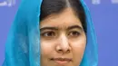 Peraih Nobel Perdamaian, Malala Yousafzai memberikan keterangan pers usai berpidato di Majelis Umum PBB, New York, Jumat (25/9). Yousafzai adalah aktivis perempuan yang ditembak dalam bus sekolah di Pakistan tahun 2012 oleh Taliban (REUTERS/Darren Ornitz)
