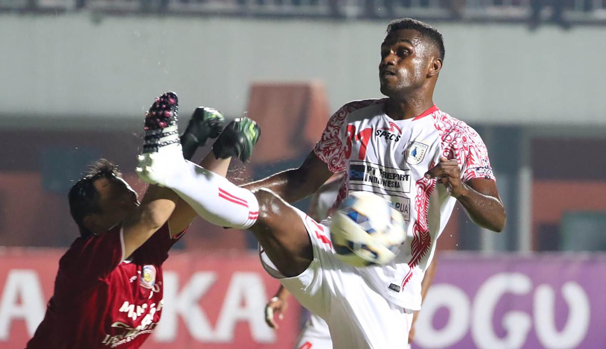 Pemain Persipura, Dominggus Fakdawer, berusaha membobol gawang Arema Cronus yang dijaga Made Wardana pada babak 8 besar Piala Jenderal Sudirman di Stadion Maguwoharjo, Sleman, Minggu (13/12/2015). (Bola.com/Nick Hanoatubun)