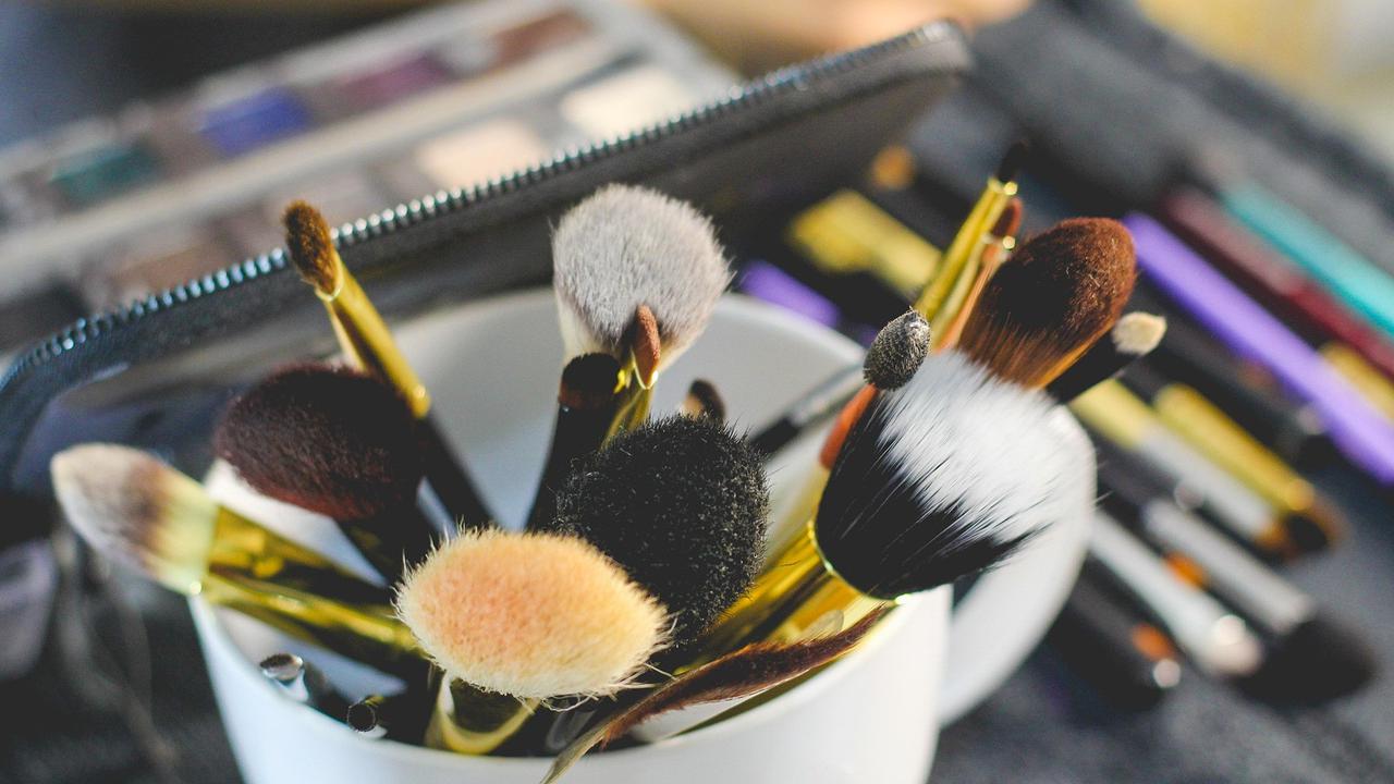 Kapan Kuas Makeup Terakhir Dicuci? Ini Fakta yang Bikin Kamu Mencuci Alat Makeup Sekarang Juga