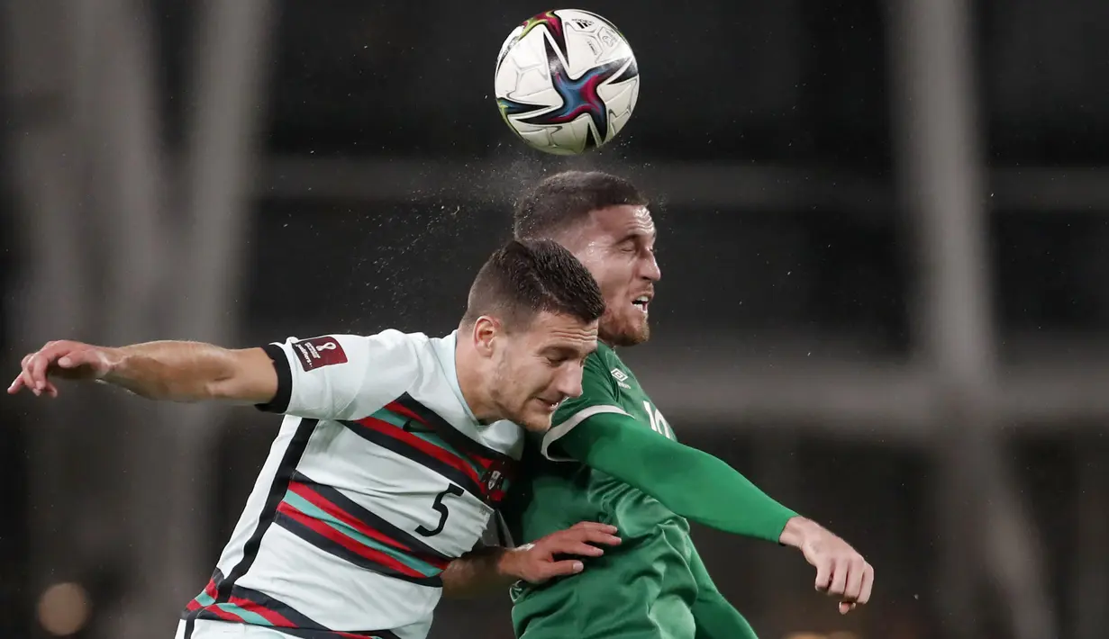 Setelah berakhir dengan skor kacamata di babak pertama, tempo permainan sedikit berubah di babak kedua. Republik Irlandia yang awalnya tertekan, kini mampu bermain lebih agresif bahkan membuat peluang terlebih dahulu. (AP/Peter Morrison)