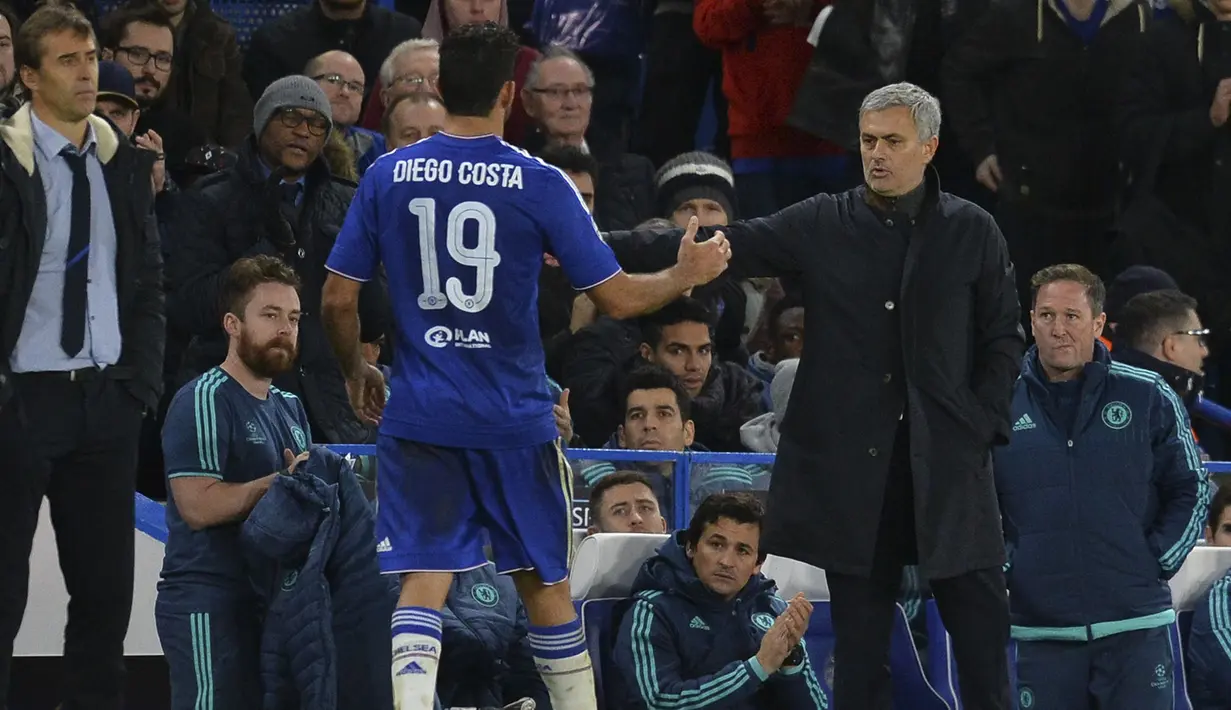 Pelatih Chelsea, Jose Mourinho (kanan) bersalaman dengan striker Diego Costa (kiri) saat menuju bangku cadangan pada lanjutan Liga Champions leg kedua grup G di Stadion Stamford Bridge, London, Kamis (10/12/2015) dini hari WIB. (AFP Photo/Glyn Kirk)