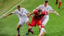 Pemain Belgia Leandro Trossard (tengah) bersaing memperebutkan bola dengan pemain Belarusia Dmitri Podstrelov (kiri) dan Denis Polyakov pada pertandingan Grup E kualifikasi Piala Dunia 2022 di Stadion King Power, Leuven, Belgia, Selasa (30/3/2021). Belgia menang 8-0. (AP Photo/Francisco Seco)