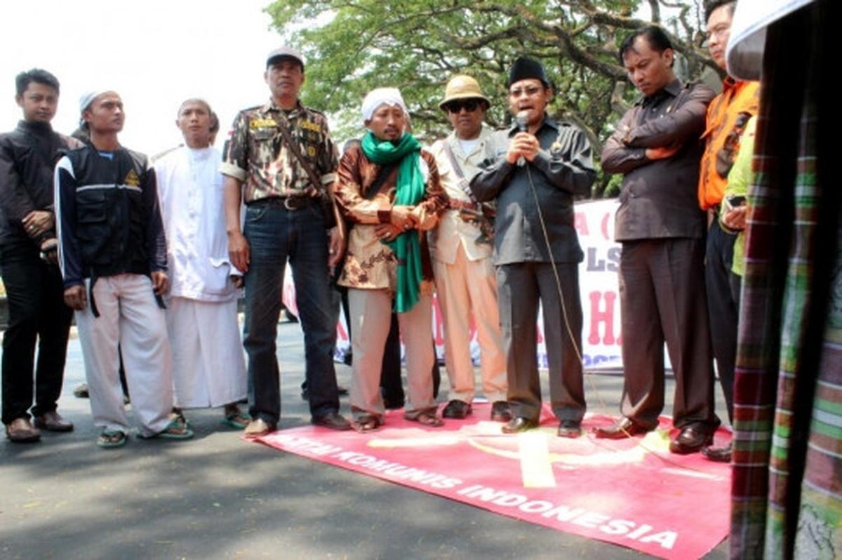 Peringati G30S, massa di Malang bakar bendera PKI