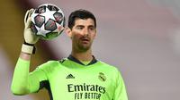 Thibaut Courtois. Kiper yang kini memperkuat Real Madrid ini dahulunya adalah seorang bek kiri. Ia menjadi bek kiri di klub masa kecilnya, Bilzen V.V. Debut sebagai kiper terjadi saat berusia 7 tahun ketika memperkuat Racing Genk. (AFP/Paul Ellis)