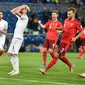 Ekspresi gelandang Italia Jorginho usai gagal mengeksekusi penalti pada laga kualifikasi Piala Dunia 2022 melawan Swiss di St Jakob-Park, Minggu (5/9/2021) atau Senin dini hari WIB. (AFP/Fabrice Coffrini)
