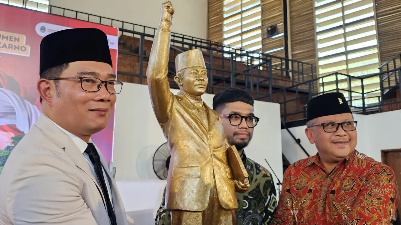 Sekretaris Jenderal DPP PDI Perjuangan (PDIP) Hasto Kristiyanto bersama Gubernur Jawa Barat melakukan groundbreaking Monumen Plaza Dr. (H.C.) Ir. H. Soekarno di GOR dan Taman Saparua, Bandung.