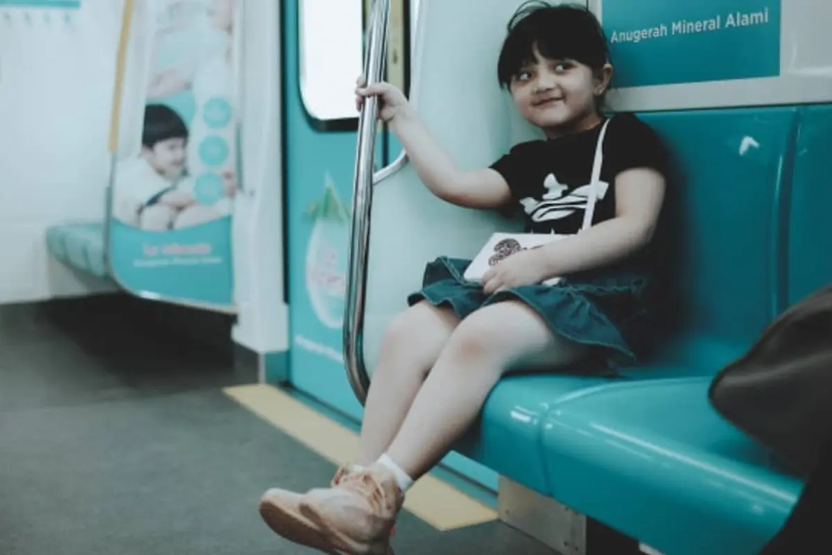 Potret Arsy Hermansyah Belajar Naik MRT