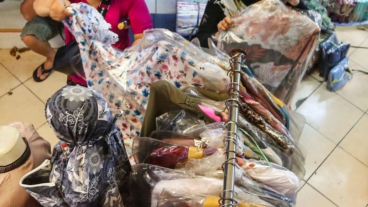 Pembeli memilih pakaian muslim wanita yang ditawarkan pedagang di Pasar Cipulir, Jakarta Selatan, Rabu (6/3/2024). Foto: Liputan6.com / Angga Yuniar