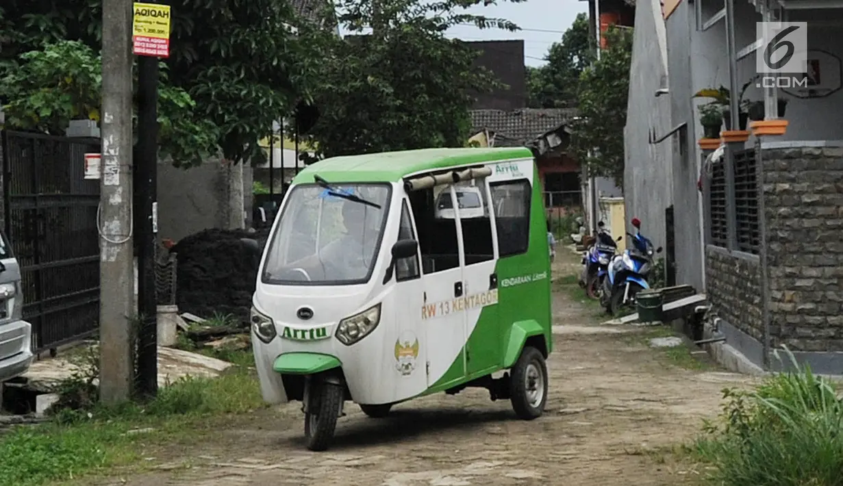 Penampakan bajaj listrik yang beroperasi di RW 13, Kelurahan Kencana, Tanah Sareal, Bogor, Jawa Barat, (25/4). Bajaj listrik ini disediakan secara gratis bagi kendaraan operasional RW setempat. (Merdeka.com/Arie Basuki)