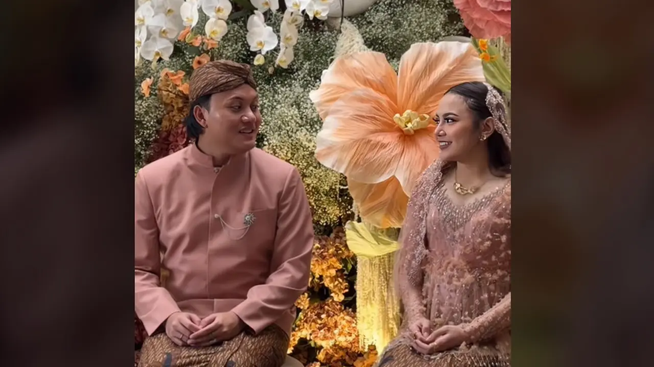 Momen Rizky Febian Bimbing Mahalini Baca Al-Fatihah di Acara 7 Bulanan