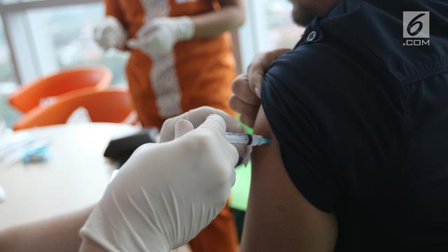 Karyawan Liputan6.com mengikuti vaksin Difteri massal