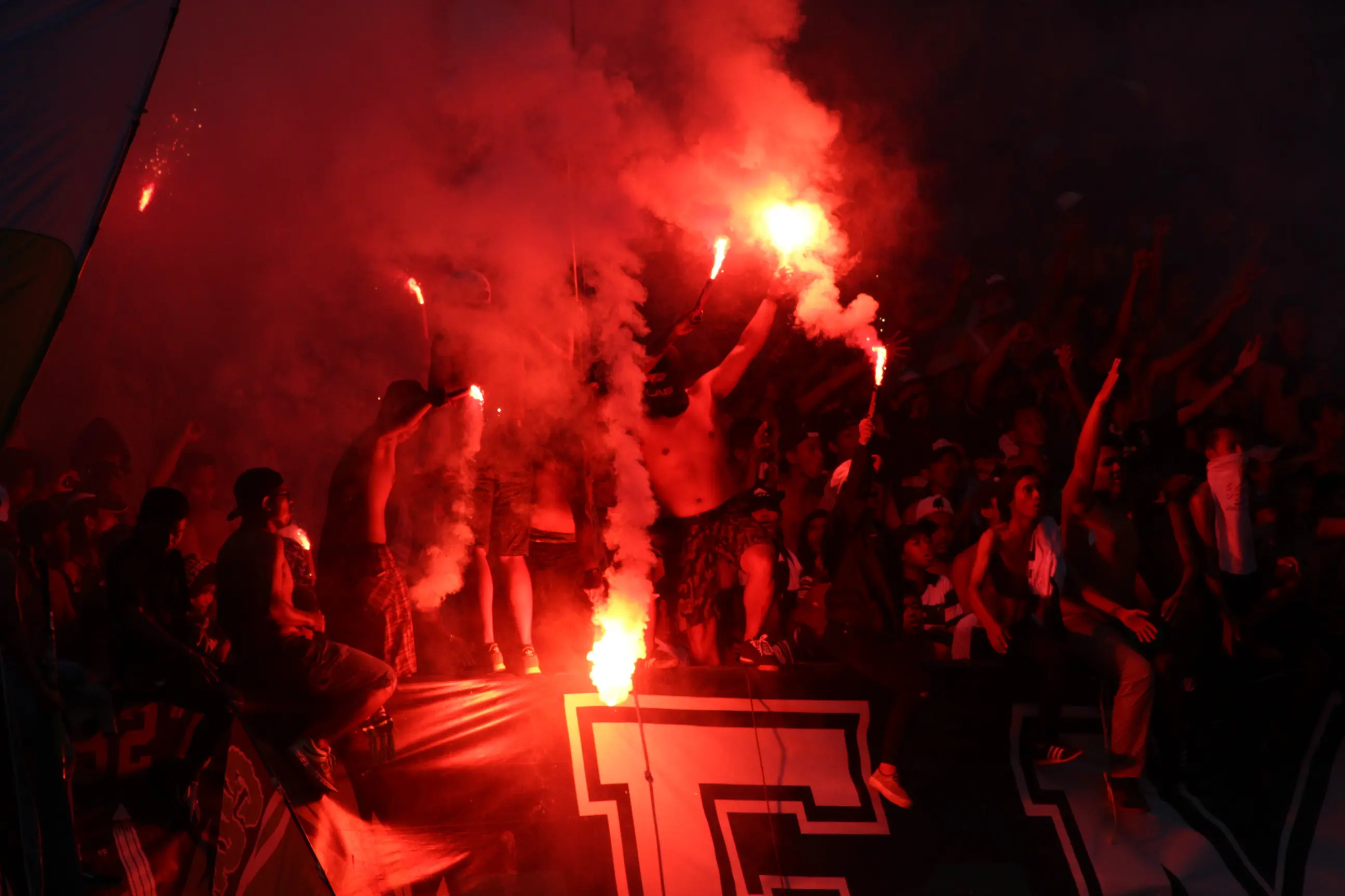 	Pendukung Persebaya Surabaya, Bonek, menyalakan flare saat tim kesayangannya menghadapi Bali United pada laga penyisihan Grup C Piala Presiden 2018 di Stadion Gelora Bung Tomo, Surabaya, Minggu (28/1/2018). (Liputan6.com/Dimas Angga P)