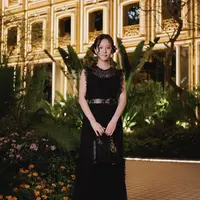 Jisoo BLACKPINK tampil elegan monokrom saat menghadiri Grand Opening Dior Gold House Bangkok. [Instagram/@dior].