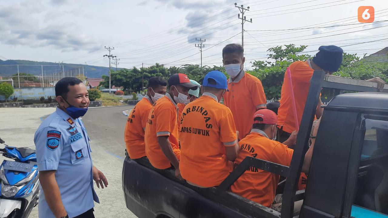 Petugas Lapas Luwuk mengawasi para wabin saat akan mengikuti program Kamis dan Jumat Bersih