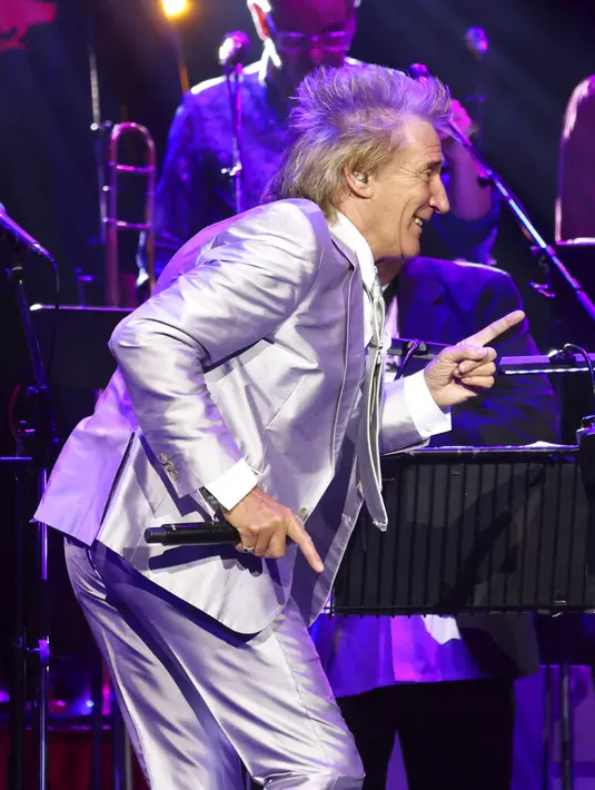 Rod Stewart tampil pada konser amal untuk membantu kanker prostat Raise the Roof yang diselenggarakan oleh Jools Holland di Royal Albert Hall, London, Inggris, 22 Juni 2022. Rod Stewart sendiri sebelumnya berjuang melawan penyakit kanker prostat, namun kini telah mengalami remisi. (Suzan Moore/PA via AP)