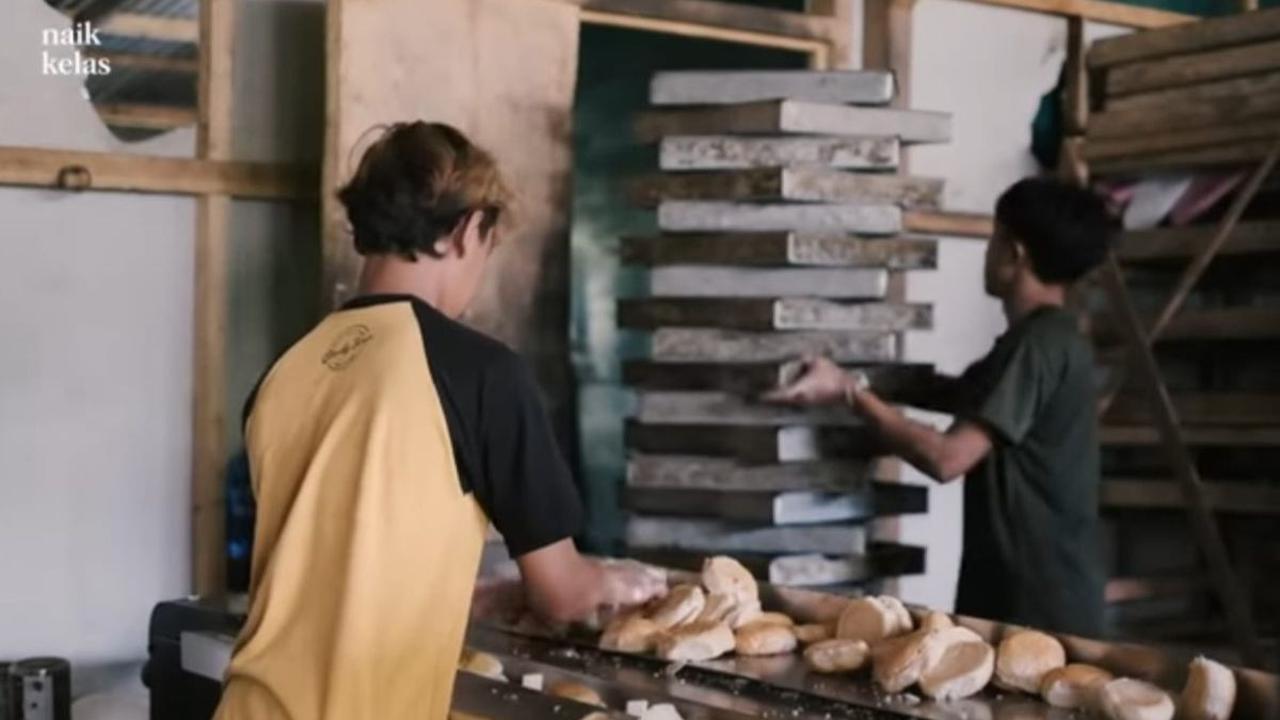 Deni mengatakan bahwa Sari Rasa Bakery berpindah lokasi agar dia tidak bolak-balik Bali ke Ciamis karena keluarga Deni berada di Ciamis.&nbsp;