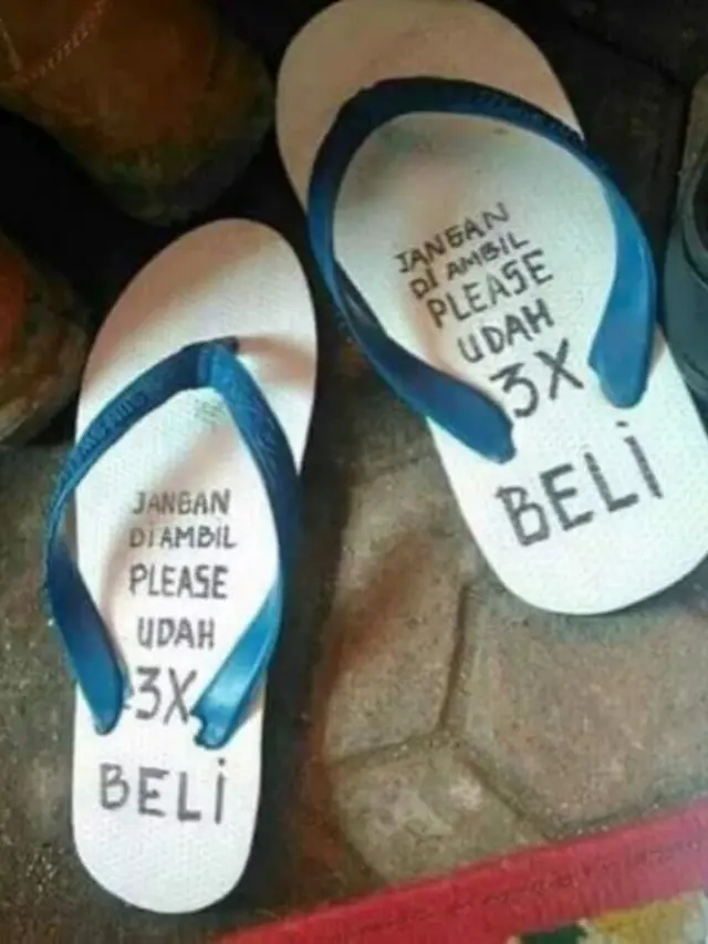 Tulisan Lucu di Sandal Jepit Ini Bikin Ketawa Cekikikan