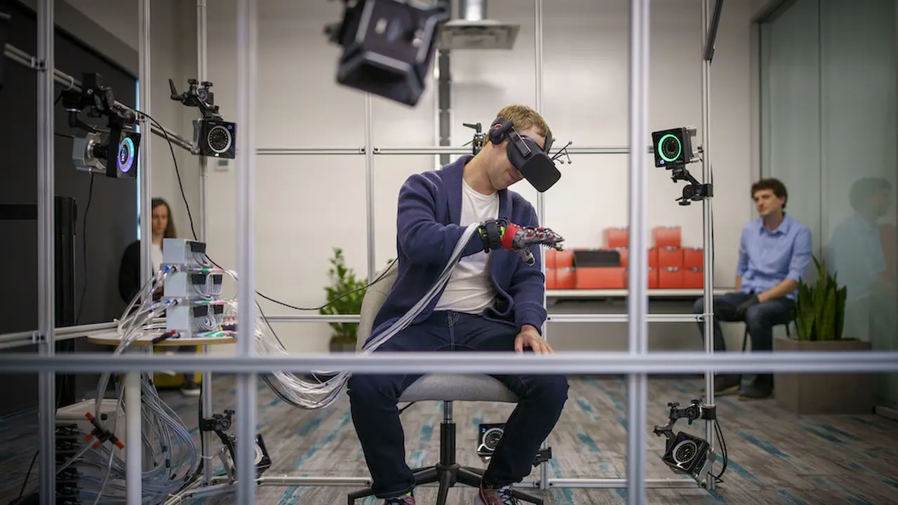 Mark Zuckerberg Pamer Sarung Tangan Haptic